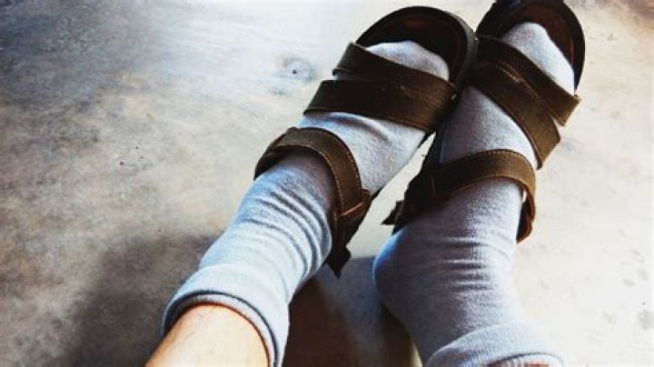 5 Shoes You Should Never Wear With Socks, Stylists and Podiatrists Say