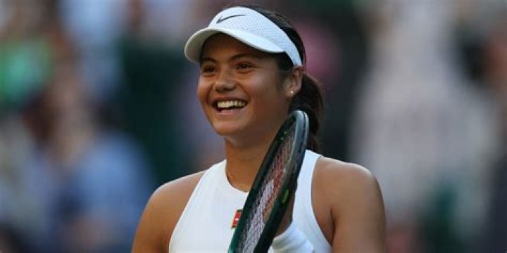 British Tennis Player Emma Raducanu's Bio, Age, Parents, Titles, Net Worth, Sponsors, Boyfriend, Career Earnings, Relationship Status
