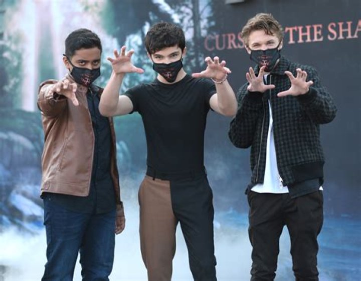 Curse of the Shadows’ Cast Talk New Season, Set Secrets & More – Celeb Secrets