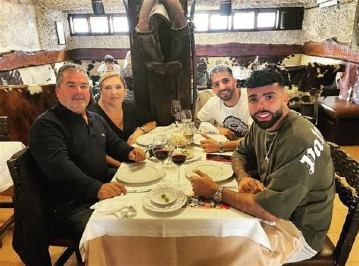 David Raya net worth, married life, career overview, age and family, social media, arsenal, stats, tramsfermarkt