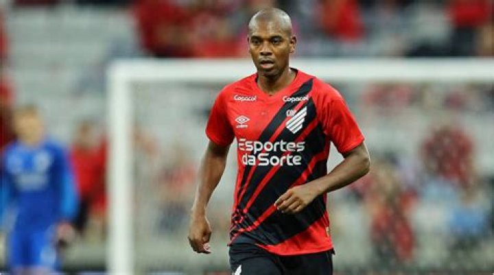 Fernandinho (Footballer, Born May 1985) Height, Weight, Age, Body Statistics