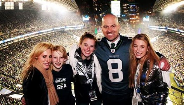 Former college hockey player who is married to Matt Hasselbeck, Has three children