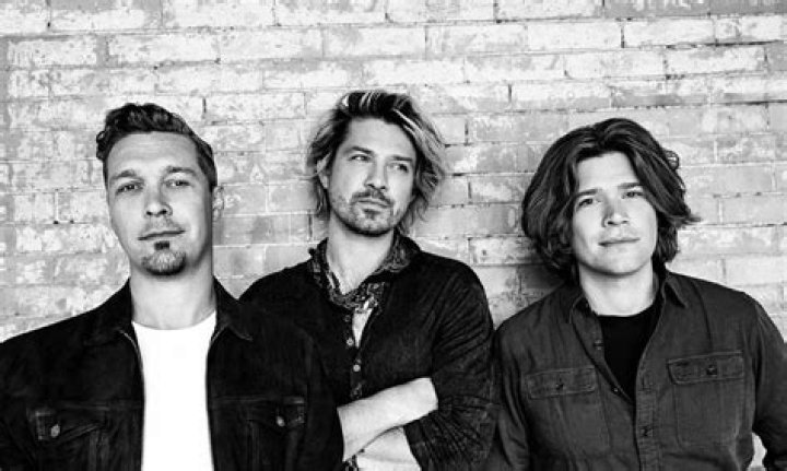 Hanson Teams Up With Busted For a New Version of “MMMBop” & Join Tour as Special Guests