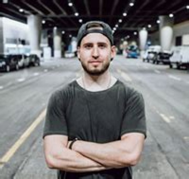 Hire Wooli for a Corporate Event or Performance Booking.