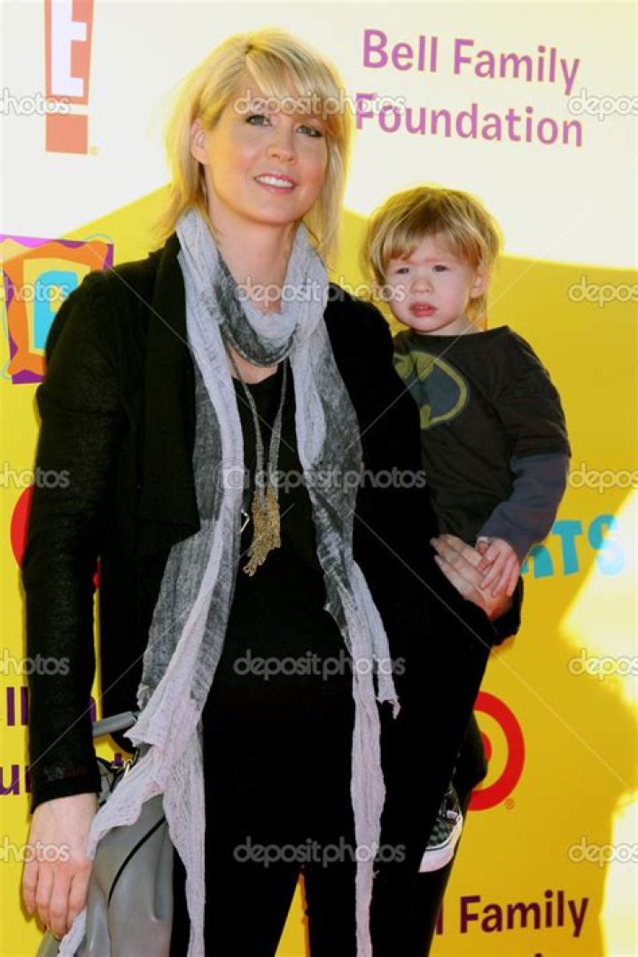 Jenna Elfman Height, Weight, Age, Spouse, Family, Facts, Biography