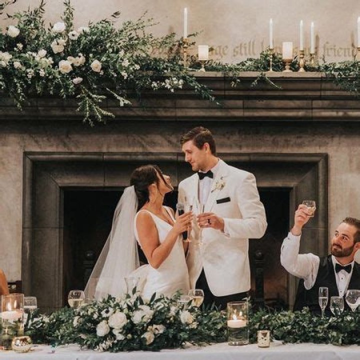 Johnny Mundt Bio, Age, Height, Salary, Net Worth, Contract, Stats, NFL, Married, & Wife