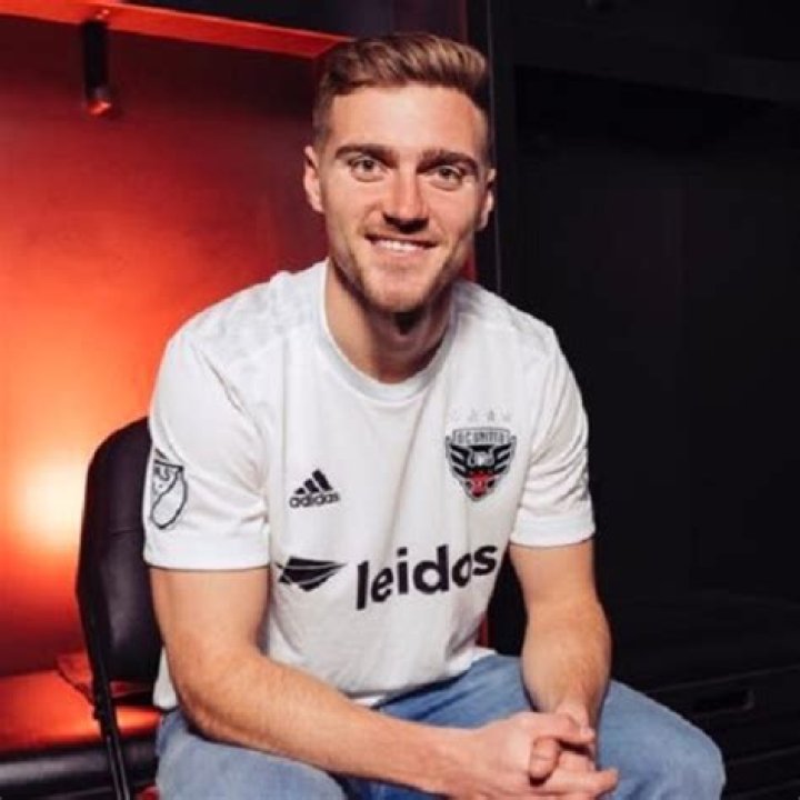 Julian Gressel Net Worth, Salary, Market Value; Is He Married? (Bio, Family, Age, Height, Affair)