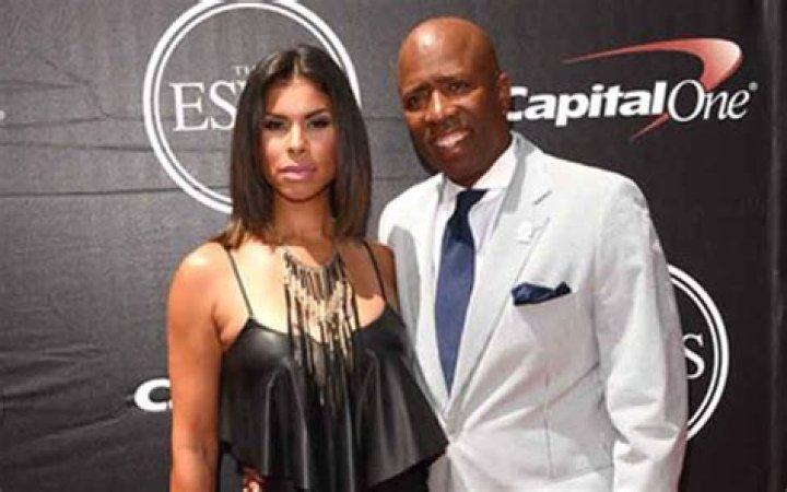 
Kenny Smith Is Living Happily With His Wife Gwendolyn Osborne: Past Affairs & Child