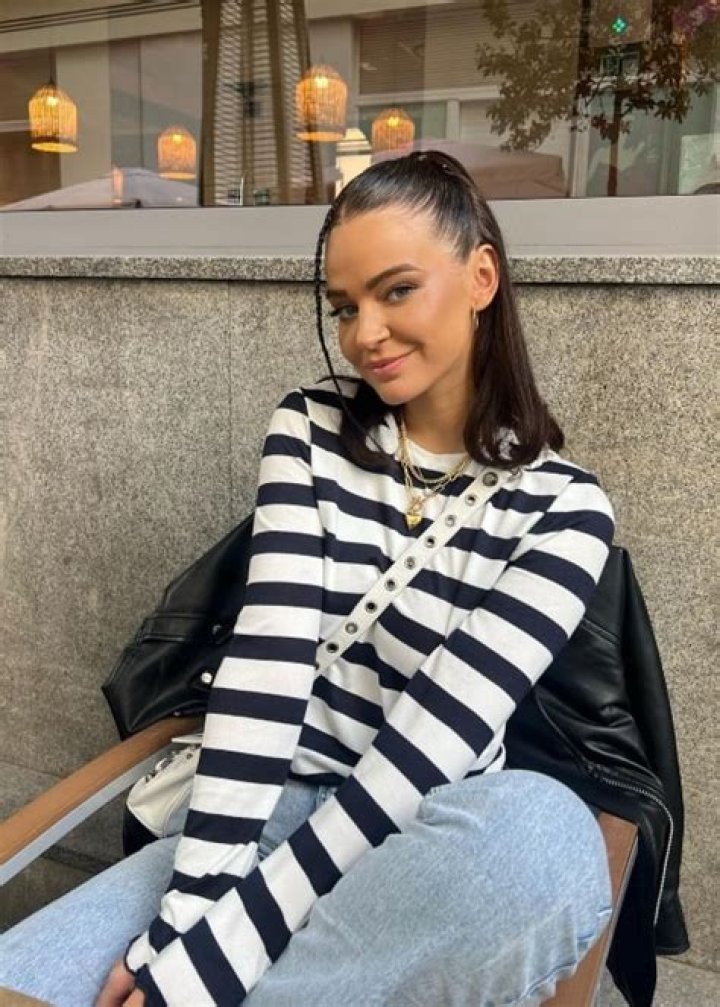 Laura Escanes Height, Weight, Age, Boyfriend, Family