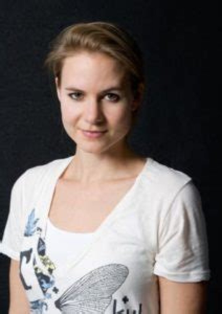 Laura Solon Height, Weight, Age, Spouse, Family, Facts, Biography