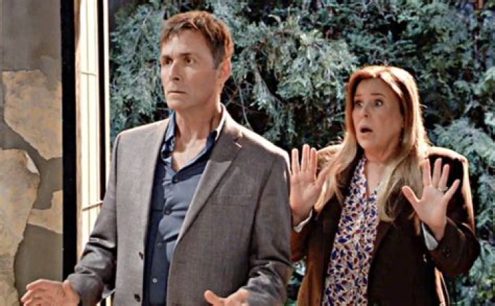 Laura Urges Valentin To Not Give Up The Search, Distracts Hamza So He Can Look For Nikolas Evidence?