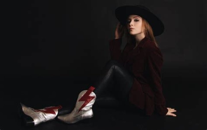 Lauren Weintraub Sings What Every Girl is Thinking Post-Breakup in “She’s Mine” (Listen) – Celeb Secrets