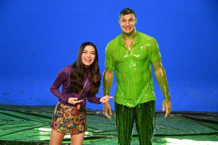Rob Gronkowski Gets Slimed By Miranda Cosgrove Ahead of 2022 Kids’ Choice Awards (Watch) – Celeb Secrets