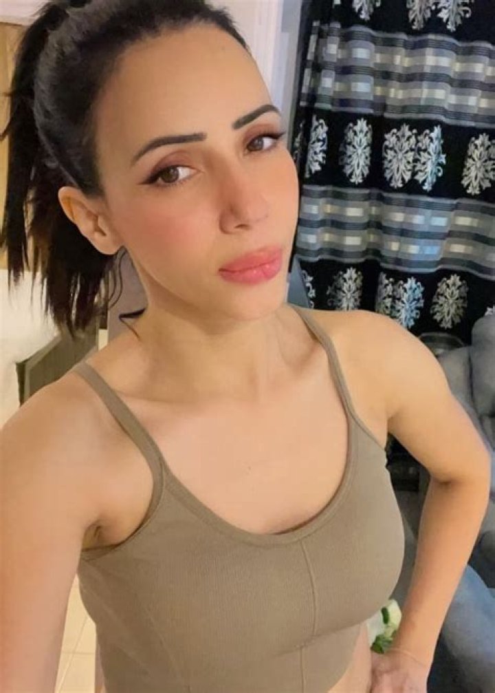 Rozlyn Khan Height, Weight, Age, Body Statistics