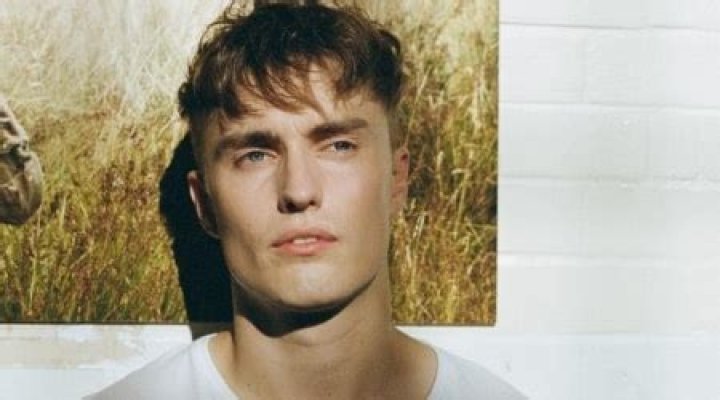 Sam Fender Height, Weight, Age, Girlfriend, Family, Facts, Biography