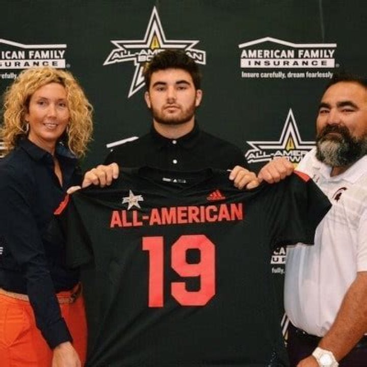 Sam Howell NFL Contract, Salary, and Net worth (Family, Girlfriend, Stats, Parents, Affair)