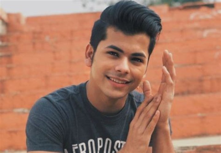 Siddharth Nigam Height, Weight, Age, Girlfriend, Family, Facts, Biography