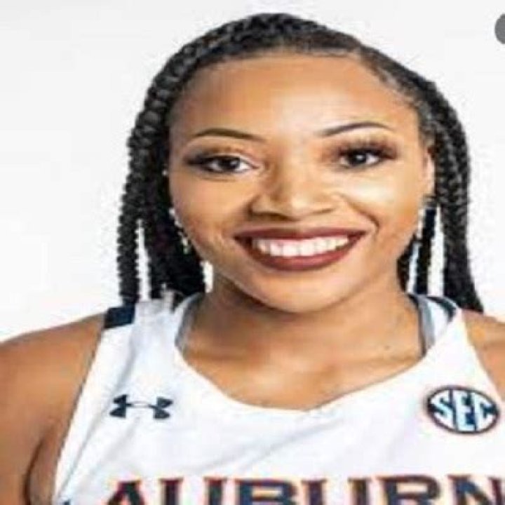 Unique Thompson Bio, Age, Net Worth, Salary, WNBA, Stats, & Dating