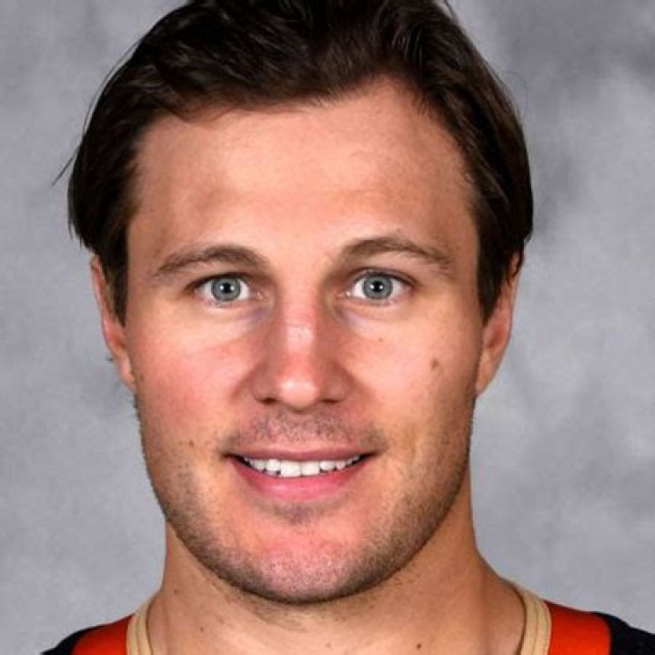 Vancouver Canucks Defence Luke Schenn Net worth, Salary, Affair, Relationship, girlfriend, married, Facts, Career, Bio