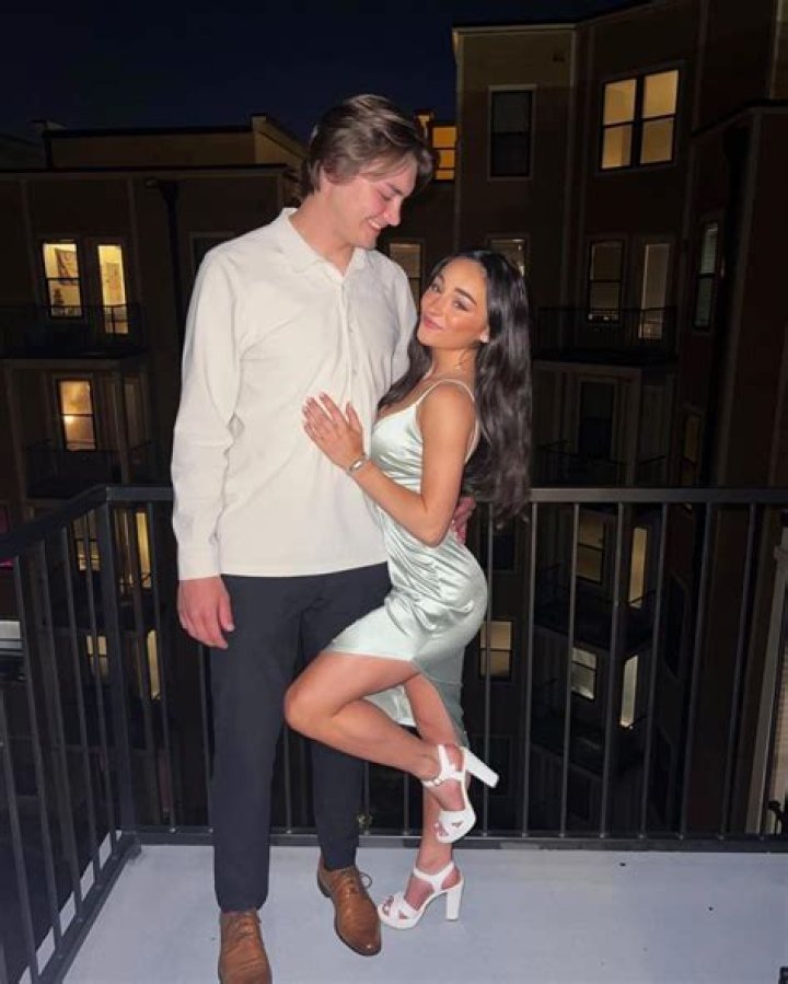 Who is Elena Arenas Dating Now