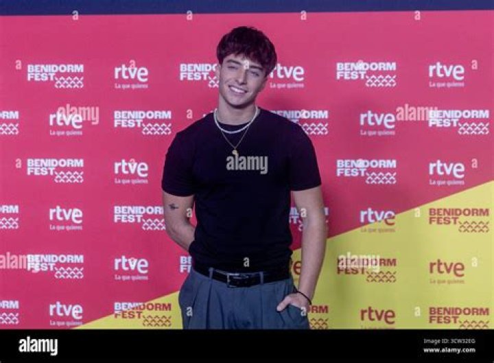 Who is Izan Llunas Dating Now?